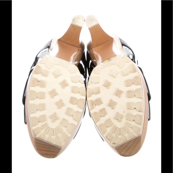 ❤️❤️ EUC YVES SAINT LAURENT
Patent Leather Sandals
♥️… - Picture 5 of 6